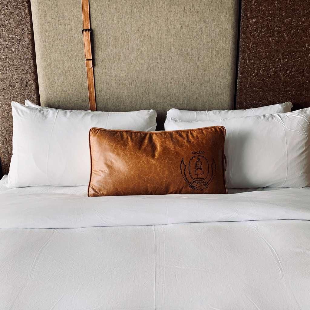 The George, By Valencia Hotel Collection College Station Room photo